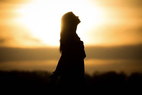 Alma de mulher jovem em meditação sol laranja aguardando tempos futuros — Fotografia de Stock