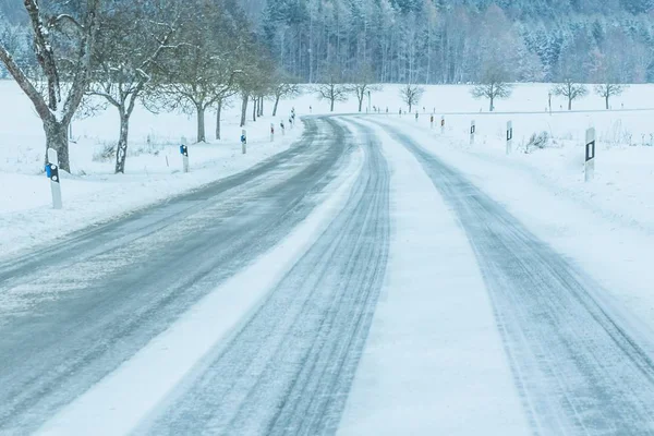 Yalnız, kaygan, buzlu kış yolu trafiği beyaz karlı yolda — Stok fotoğraf