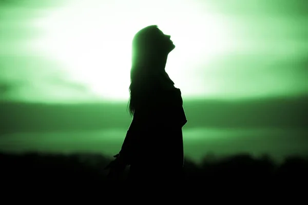 Alma de mulher jovem em meditação sol verde aguardando tempos futuros — Fotografia de Stock