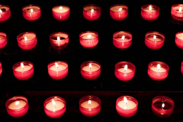 Grupo de velas rojas en la iglesia para la fe oración de resurrección —  Fotos de Stock