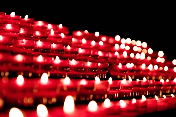Grupo de velas vermelhas na igreja para oração de ressurreição de fé — Fotografia de Stock