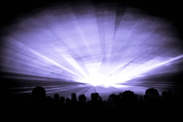 Roxo laser show nightlife clube palco com festa pessoas multidão — Fotografia de Stock