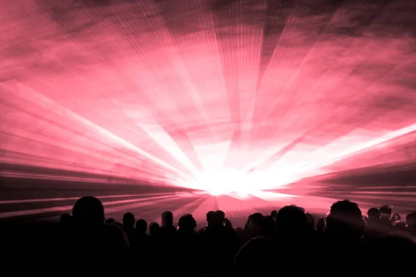 Espectáculo de láser rojo discoteca escenario con la gente de fiesta multitud —  Fotos de Stock