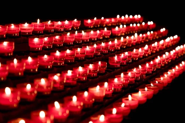 Grupo de velas rojas en la iglesia para la fe oración de resurrección — Foto de Stock