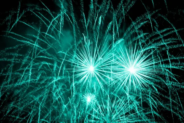 绿松石大爆炸明星的豪华烟火表演 — 图库照片