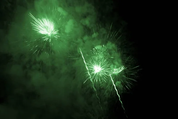 华丽的烟火表演天窗与绿色的大爆炸明星 — 图库照片