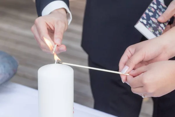 Boda novia y novio pareja quemar vela en la ceremonia de matrimonio — Foto de Stock