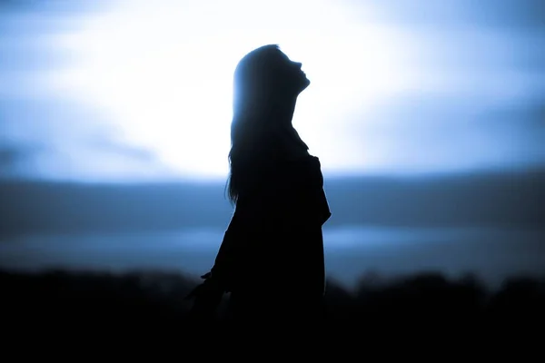 Молодая женщина душа на синем солнце медитации в ожидании будущих времен Стоковая Картинка