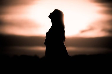 Altın güneş meditasyonunda genç kadın ruhu geçmiş zamanları hayal ediyor.