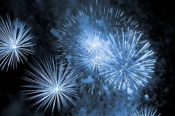 Роскошное шоу фейерверков с голубыми звездами большого взрыва — стоковое фото