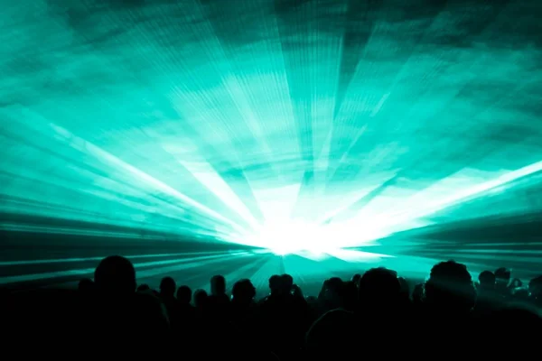 Turquesa laser show vida noturna clube palco na festa pessoas multidão — Fotografia de Stock
