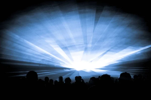 Fase de clube de vida noturna show laser azul com multidão de pessoas da festa — Fotografia de Stock