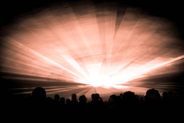 Gece kulübü etkinliği, festival ya da yılbaşı arifesinde seyirci siluetleriyle lüks bir eğlence. Işınlar ve ışınlar renkli ışıklar saçar.