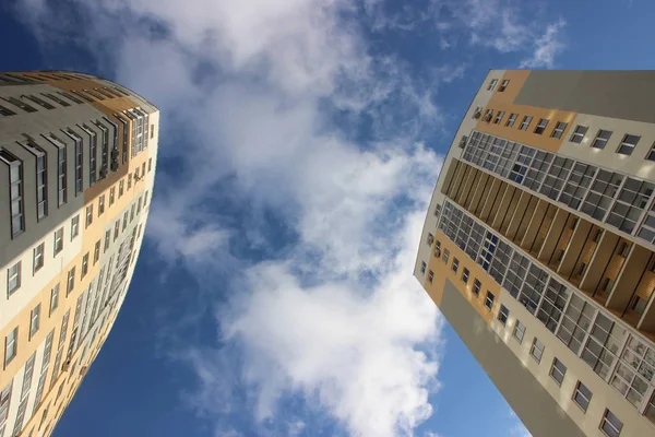 Gratte-ciel haut vue vers le bas prise de vue avec perspective sous le ciel bleu — Photo
