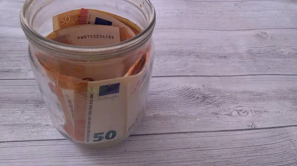 Εξοικονόμηση Χρημάτων Έννοια Τραπεζογραμμάτια Ευρώ Γυάλινο Βάζο Ξύλινο Τραπέζι — Φωτογραφία Αρχείου