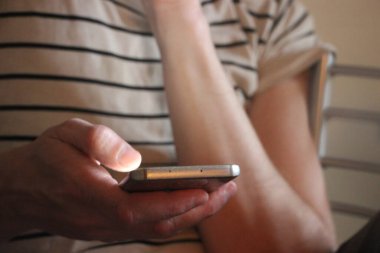 Akıllı telefon kullanan bir adamın eline yakın çekim yap..