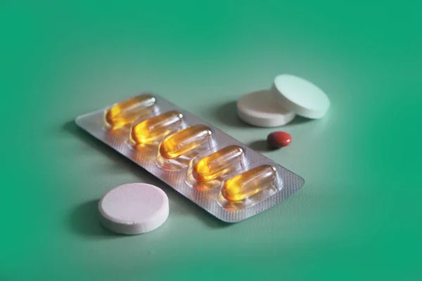 Фармацевтические Таблетки Лекарства Честного Цвета Капсулы Белые Таблетки Зеленом Фоне — стоковое фото