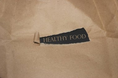 Sağlıklı yiyecekler içeren kahverengi yırtık kağıt. Doğal gıda konsepti.