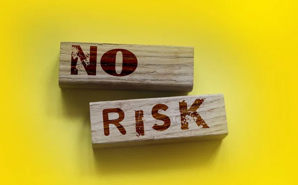 No Risk palabras sobre bloques de madera sobre fondo amarillo. Concepto de gestión de riesgos — Foto de Stock