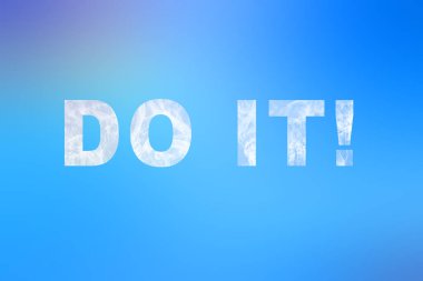 Mavi gökyüzü arka planındaki bulutlardan yapılmış beyaz harfler mi? İlham verici motivasyon konsepti