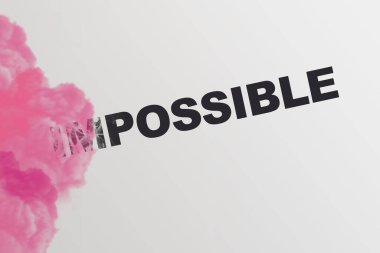 Tehlike kelimesi pembe dumanla mümkün hale geliyor. Girişim iş motivasyonu kavramı.