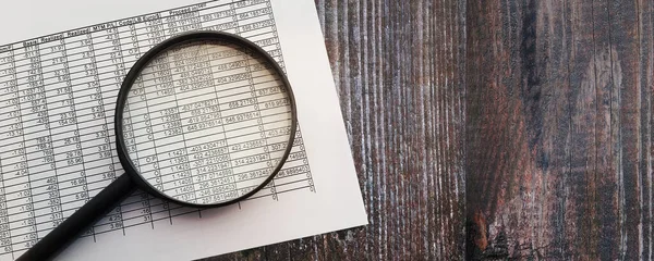 Lupa Folha Relatório Financeiro Colocando Sobre Mesa Madeira Financiar Conceito — Fotografia de Stock