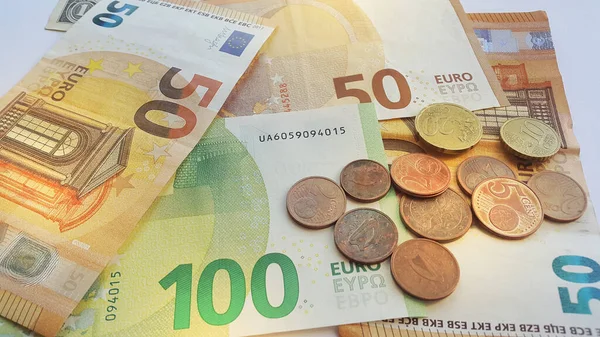 100ユーロ硬貨と50ユーロ硬貨の多くのユーロ紙幣 貨幣金融の概念 — ストック写真
