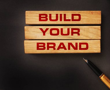 Markanızı ahşap bloklara yazıp eskitilmiş arka planınıza ekleyin. Markalaşma pazarlama kavramı.