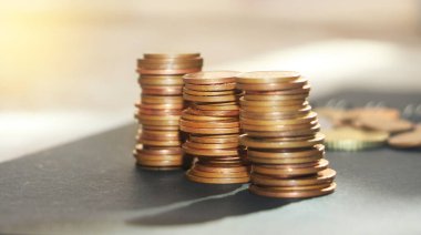 Bronz Euro sikkeleri 3 desteye koyuldu. Para tasarrufu yatırım kavramı.