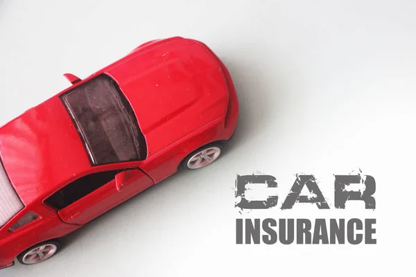 Rode Speelgoedauto Geïsoleerd Witte Achtergrond Autoverzekeringsconcept — Stockfoto