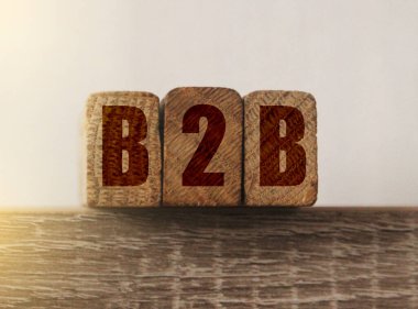 Tahta bloklarda B2B. İş-iş ya da arka arkaya konsept.