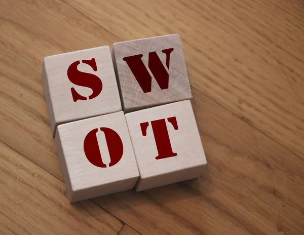 木製のキューブ上のSwotの略語 機会の脅威を強化する ビジネススタートアップ分析コンセプト — ストック写真