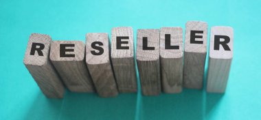 İnşaat taşlarıyla yeniden satılan bir kelime. Perakende satış konsepti.