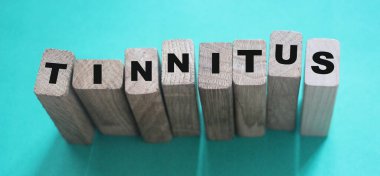 TINNITus kelimesi ahşap yapı taşlarından yapılmıştır. Tıp sağlık hizmetleri kavramı.