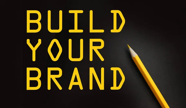노란색 연필을 사용하여 단어들을 짓는다 마케팅 비즈니스 스타트업 개념을 랜딩하는 — 스톡 사진