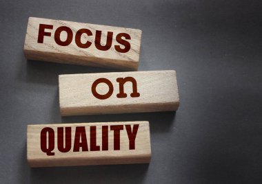 Ahşap blokların kaliteli sözlerine odaklan. İş konseptinde dürüstlük.