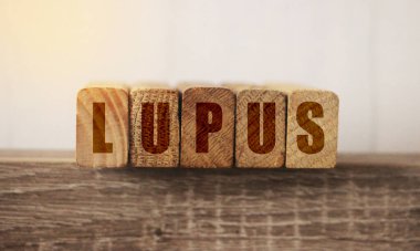 Tahta küplere yazılmış Lupus kelimesi. Sağlık hizmetleri tıbbi konsepti.