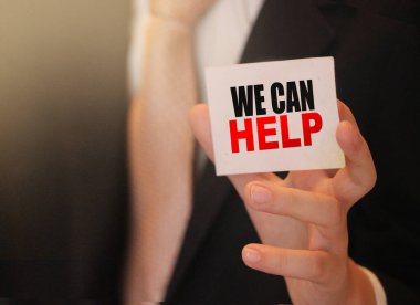 İş adamının elindeki kartla kelimelere yardımcı olabiliriz. Girişim desteği sponsorluk kavramı.