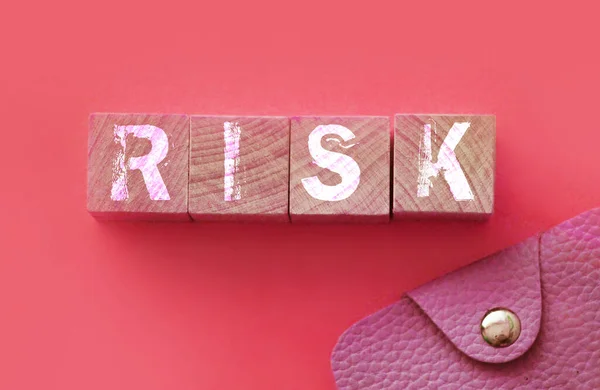 Risk Word Wooden Cubes Pink Wallet Pink Background Business Startup — Stock Photo, Image