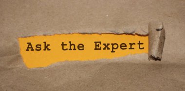 Mesajda yırtık kahverengi kağıdın arkasında bir uzmana soruluyor. Profesyonel görüş eğitimi kavramı.