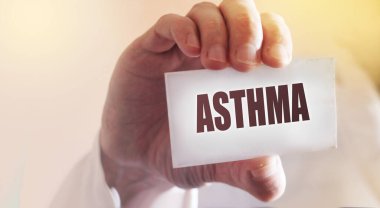 Karttaki astım. Doktor teşhisi koydu. Seçici odaklanma. Tıbbi sağlık hizmeti kavramı.