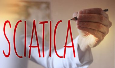 Siyatik kelime. Doktor kırmızı kalemle yazar. Seçici odaklanma. Tıbbi sağlık hizmeti kavramı.