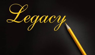 Kelime, siyah kağıda sarı renkli kalemle yazılmış. Miras kalan gayrimenkul konsepti.