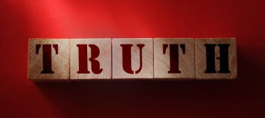 Kırmızıda tahta küplerle ilgili gerçek kelime. Doğru ya da yanlış, gerçek ya da sahte haber kavramı.