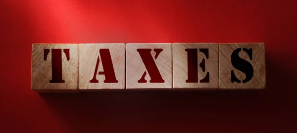 Steuern Wort Auf Holzklötze Auf Rot Steuern Und Gebühren Buchhaltung — Stockfoto