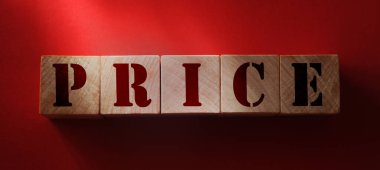 Tahta bloklardan yapılmış bir fiyat. Fiyat pazarlama işi konsepti.