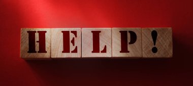 Tahta bloklardaki ünlem ve kelime işaretlerine yardım edin. Kırmızı arka planda. SOS uyarı kavramı