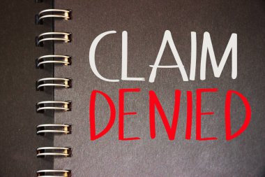 İddialar, sarmal defter üzerindeki kelimeleri reddediyor. Siyah üzerine beyaz ve kırmızı. Başvuru reddedildi