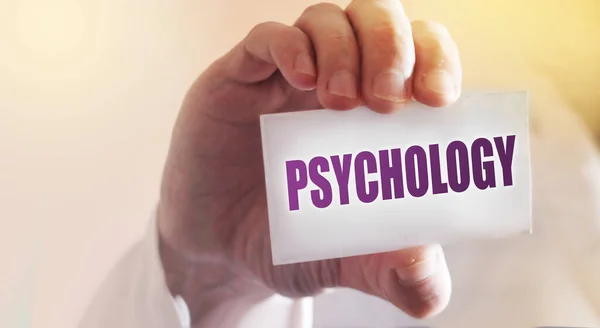 Psychology palavra escrita em um cartão na mão dos médicos. Conceito de cuidados de saúde anti-stress terapia — Fotografia de Stock
