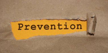 Yırtık kahverengi kağıdın altında yazan önlem. Sağlık hizmetleri tıbbi konsepti.